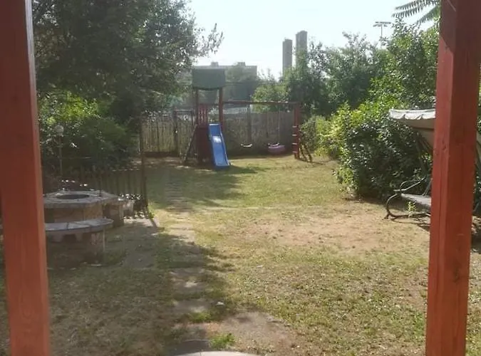 Nyaraló Family House *